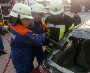 PKW wird mit Rettungsschere zerschnitten